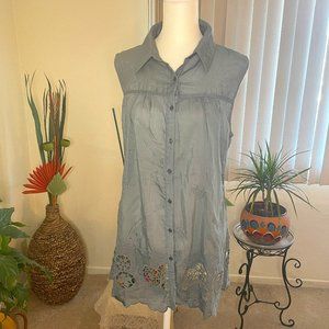 Mono Reno. New with tags. Pretty, short sleeve top w/ intricate stitching. Silk.